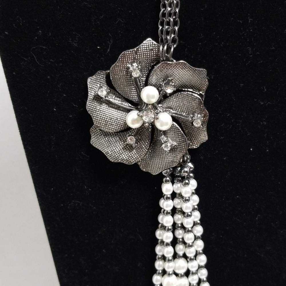 Faux Pearls statement necklace - Picture 2 of 5
